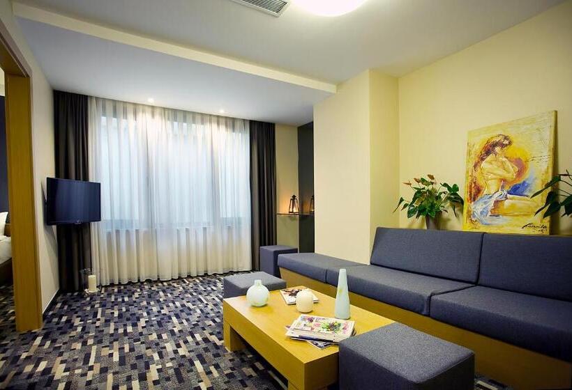 اتاق خانوادگی, Tan Hotel   Special Category