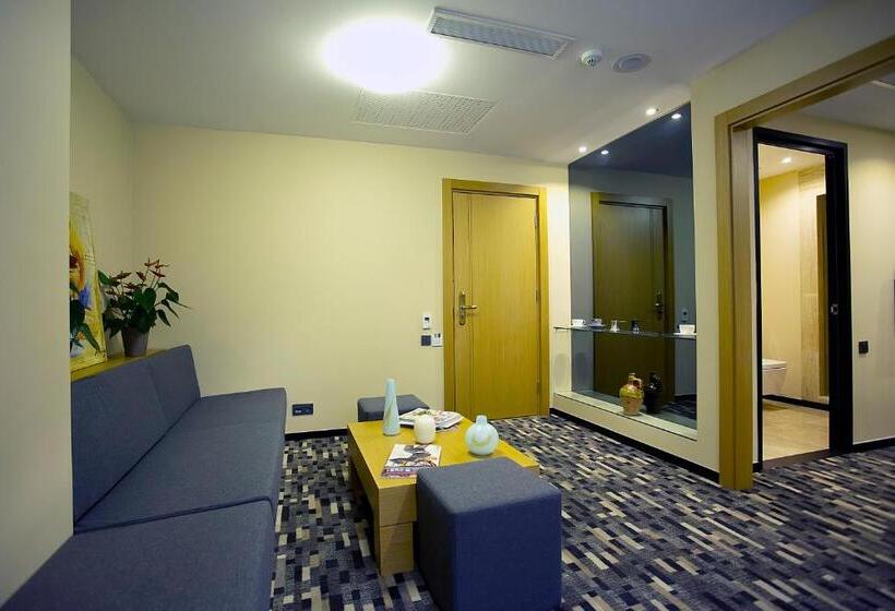اتاق خانوادگی, Tan Hotel   Special Category