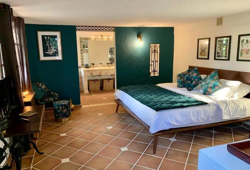اتاق لوکس با تخت بزرگ, The Paradise Peak Adults Only