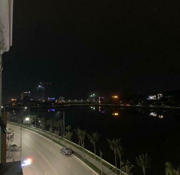اتاق استاندارد با چشم‌انداز دریاچه, Manchester Hotel Ha Long