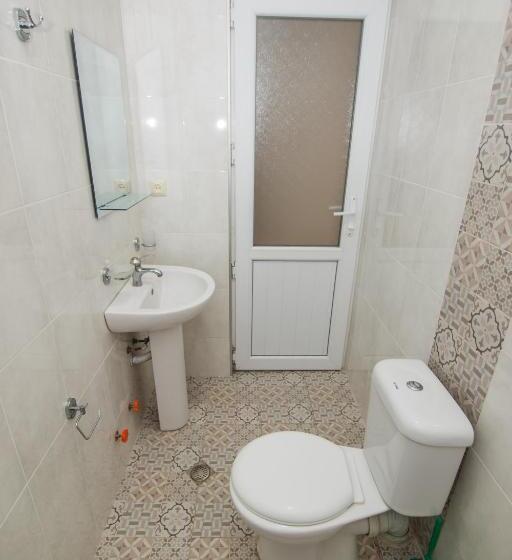 سوییت, Guest House Nia