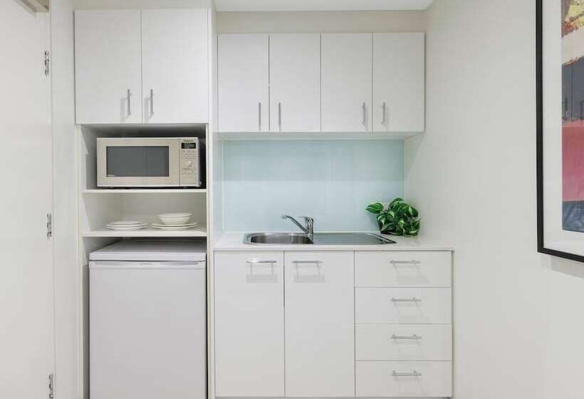 استودیوی استاندارد, Brady Apartment Hotel Flinders Street