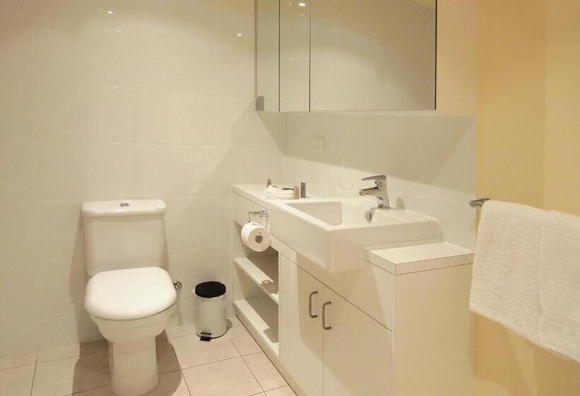 2 Bedrooms Apartment City View, Oaks Melbourne On Lonsdale Suites