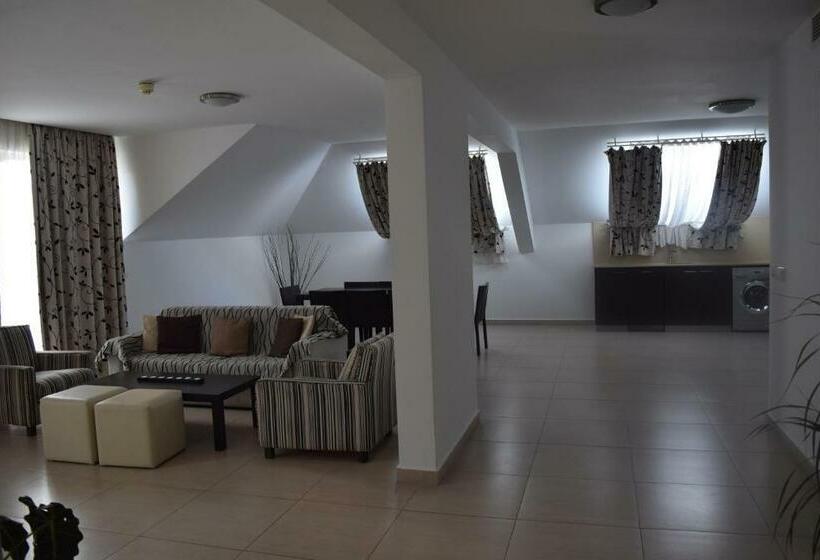 Люкс 3 Спальни, Capital Coast Resort And Spa