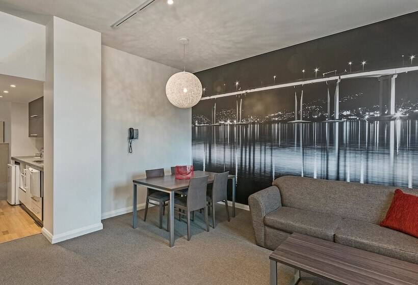 패밀리 아파트, Mantra One Sandy Bay Road