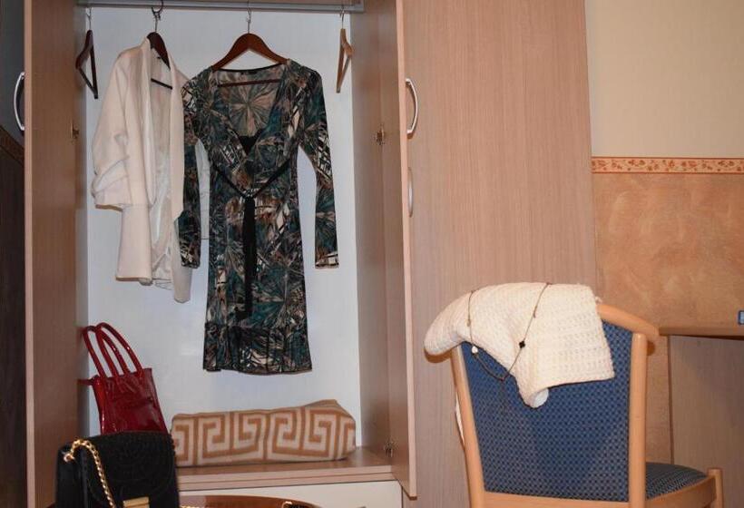 اتاق استاندارد سه نفره, Hostel Il Tetto