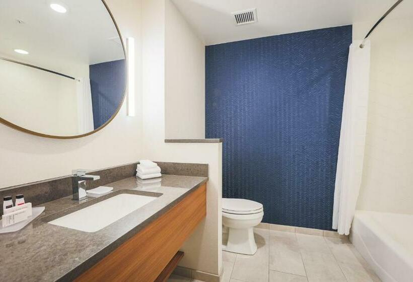 Люкс Кровать Квин, Fairfield Inn & Suites Marquette