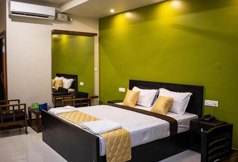 带大床的豪华间, Faiz Residency