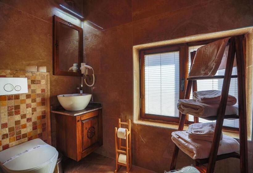 سوییت سوپریور, Ada Cave Suites