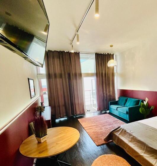 اتاق لوکس با چشم‌انداز دریا, Club House Arkadia Beach