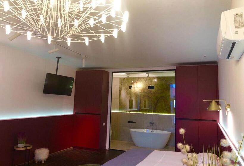 اتاق لوکس با چشم‌انداز دریا, Club House Arkadia Beach