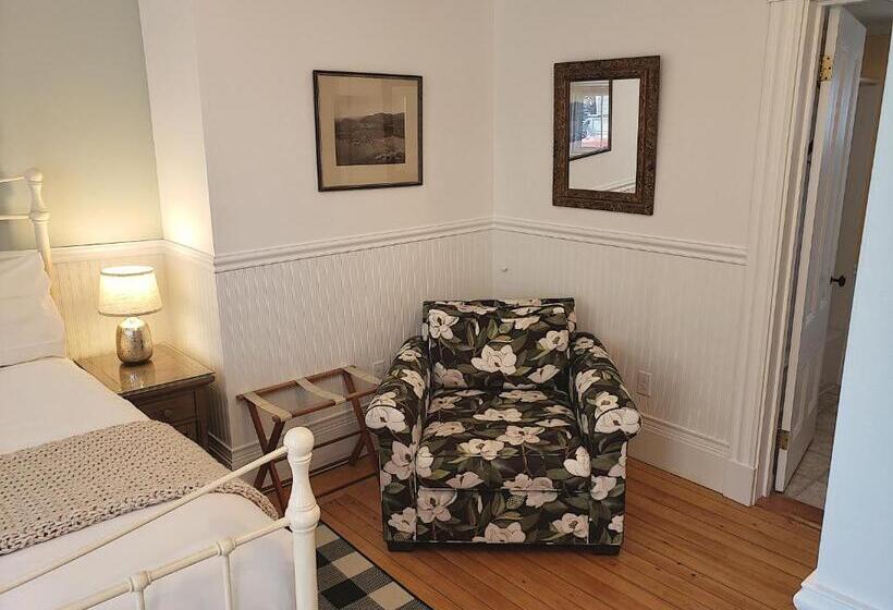 Хижина, Sand Bar Cottage Inn
