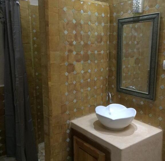 标准三人间, Riad Aicha