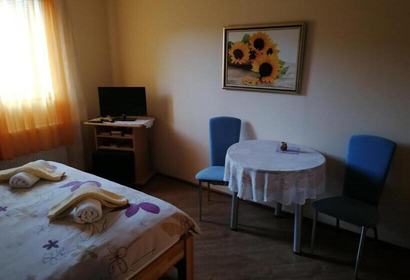 اتاق استاندارد, House Izvor