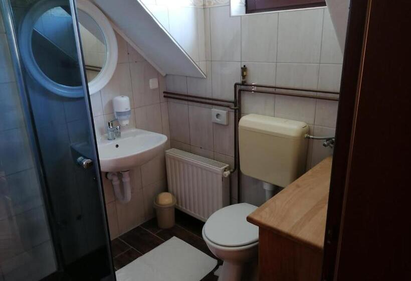 اتاق استاندارد سه نفره, House Izvor