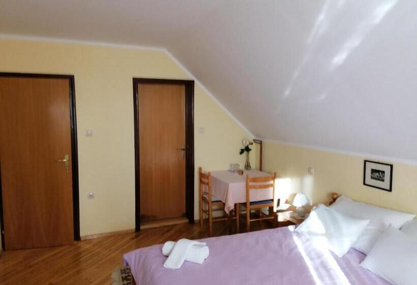اتاق استاندارد سه نفره, House Izvor