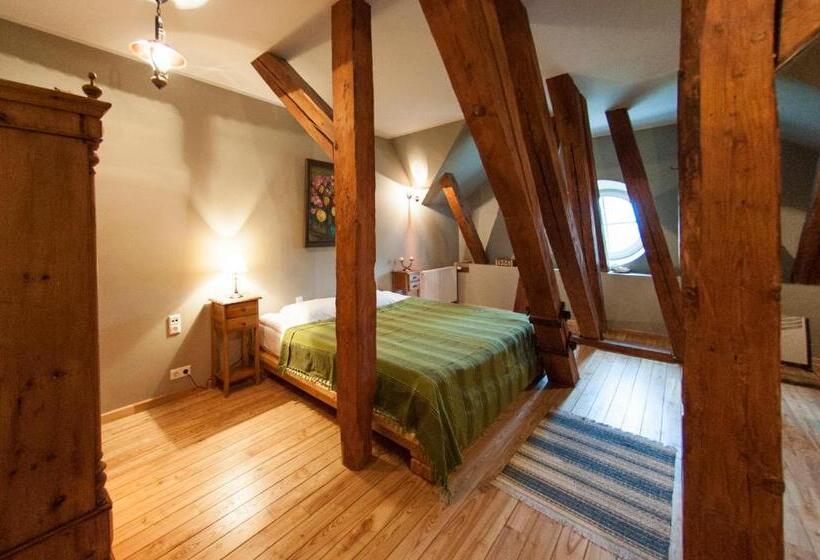 اتاق اکونومی, Malpils Manor