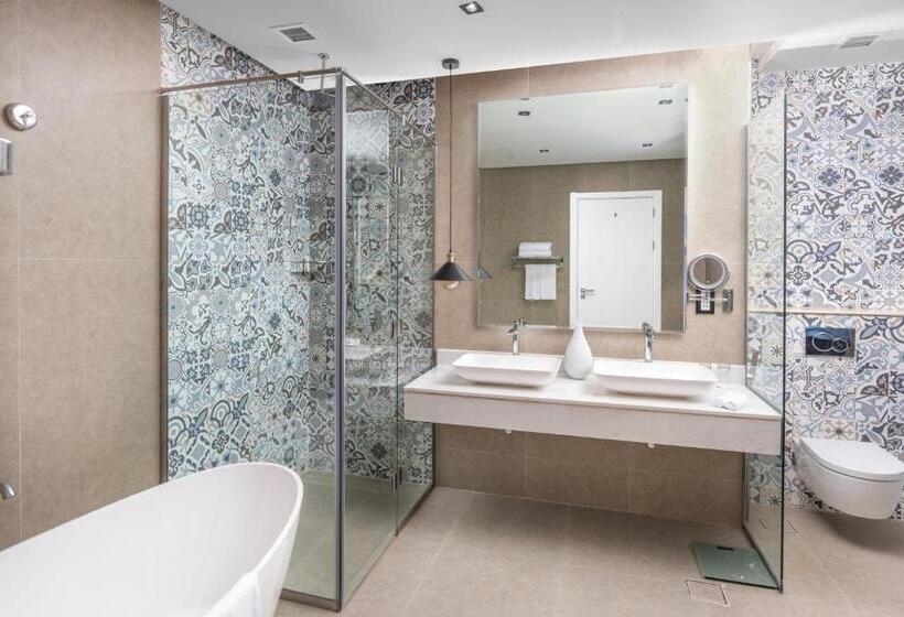 带露台的小型套房, Radisson Blu Hotel Riyadh Qurtuba