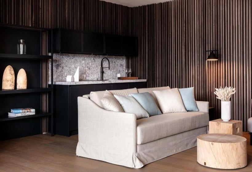 1 Bedroom Penthouse Apartment, Laqua By The Lake