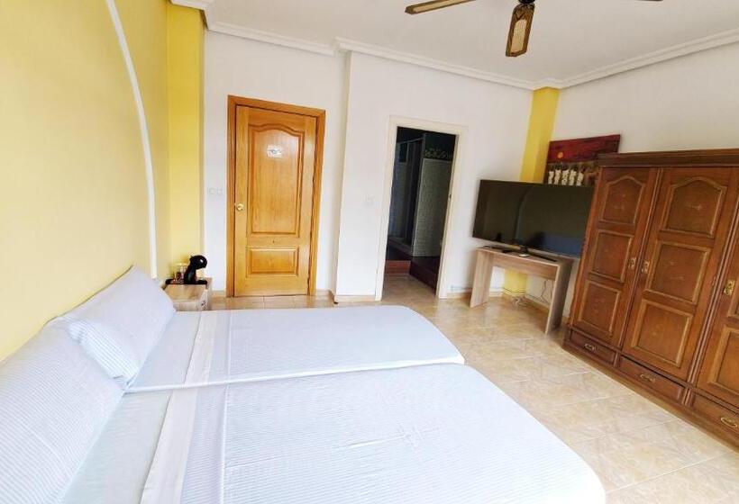 带城市景观的标准间, Hostal Martes Cáceres Plaza Mayor   Tercer Piso Sin Ascensor