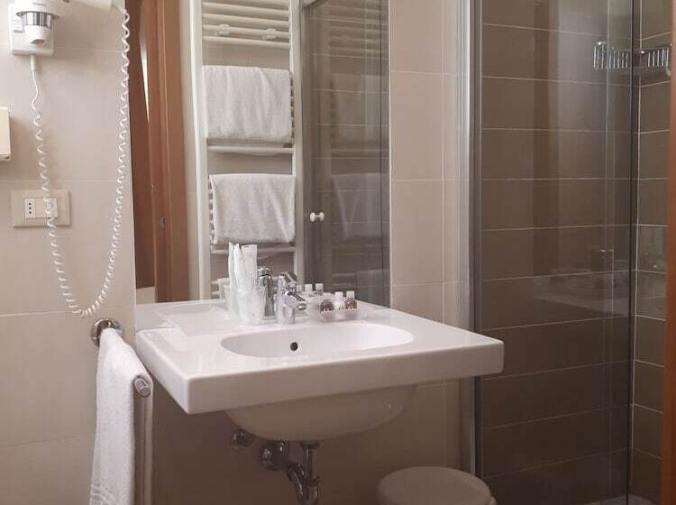 Quarto Estandar Individual, Accademia