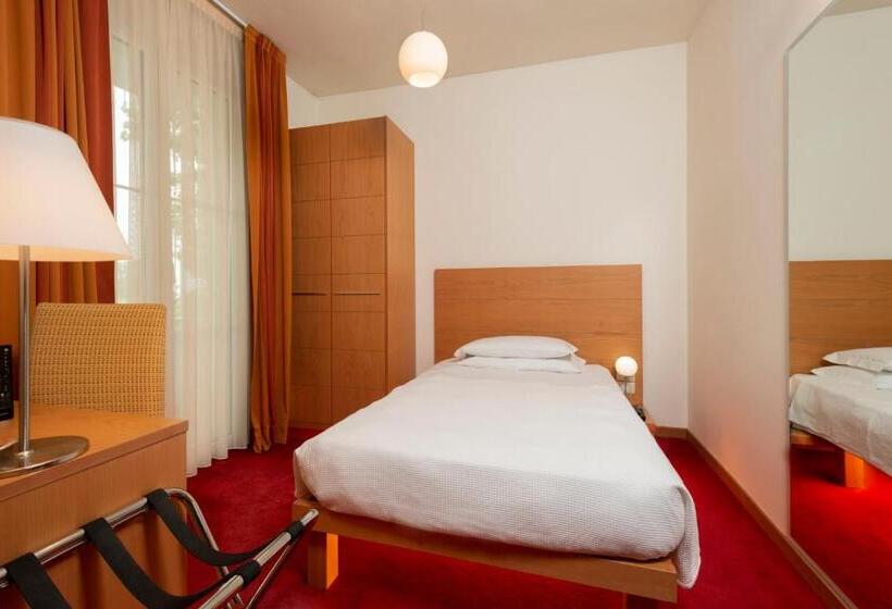 Quarto Estandar Individual, Accademia