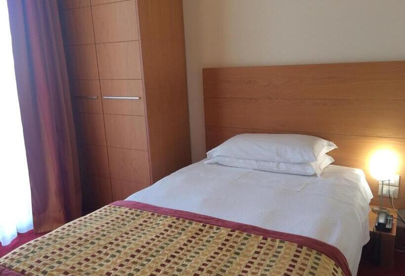Quarto Estandar Individual, Accademia