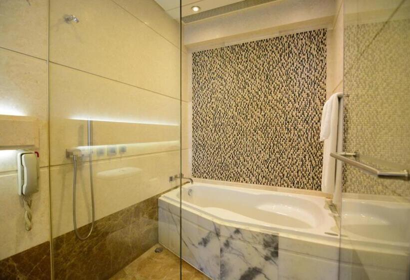 Club Room King Bed, Harbour Grand Hong Kong