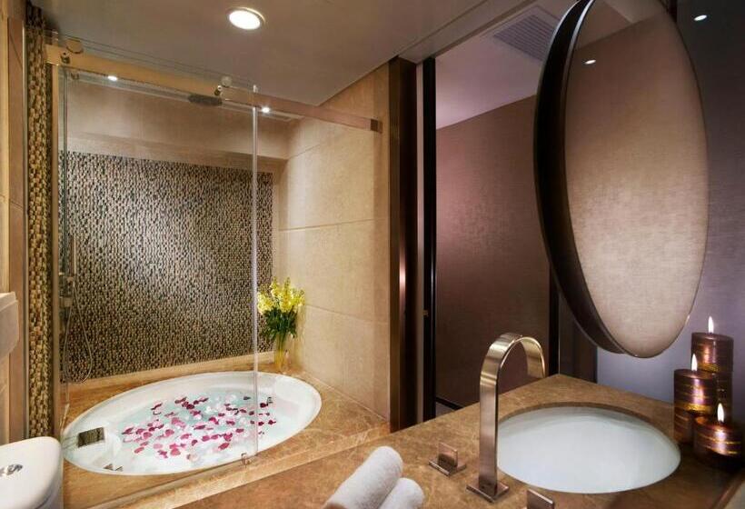 Club Room King Bed, Harbour Grand Hong Kong