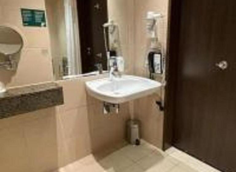 Номер Стандарт Кровать Кинг Адаптированный для Инвалидов, Holiday Inn Resort Warsaw Józefów, An Ihg