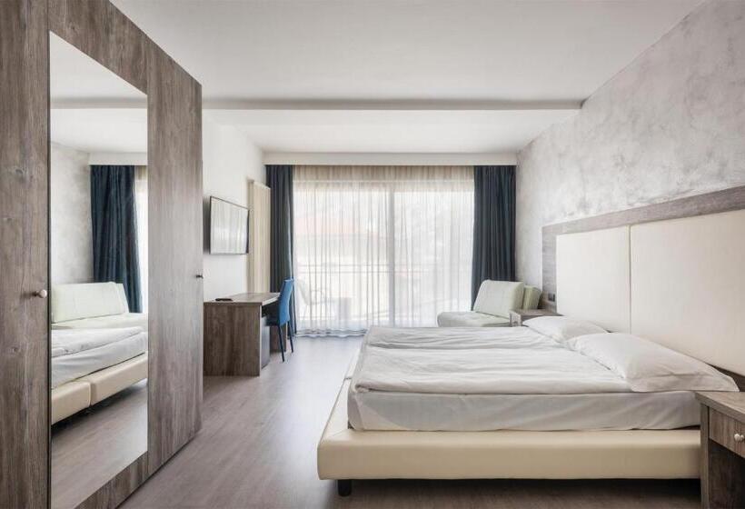 Deluxe Neljän Hengen Huone, De Nac