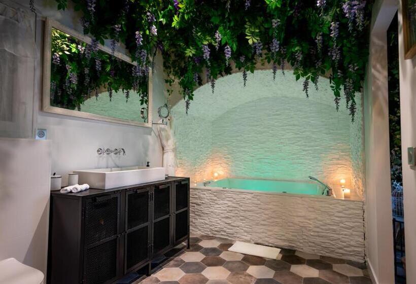 Номер Стандарт с Гидромассажем, La Bastide Du Rocher Boutique Hôtel & Spa