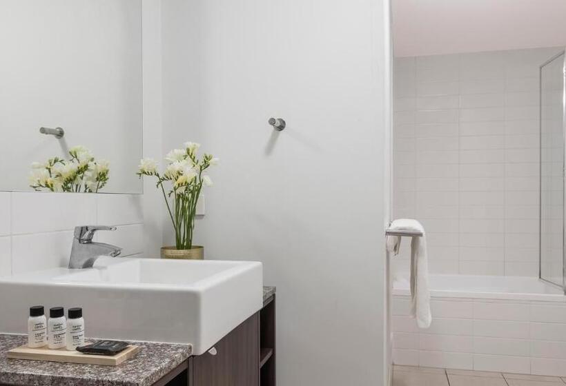 2 Bedrooms Apartment River View, Oaks Brisbane Aurora Suites