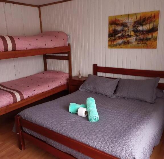 Четырехместный номер эконом класса с общей ванной комнатой, Hostal Valentino Villarrica