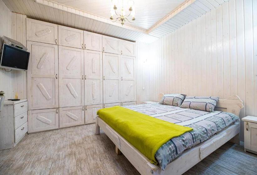 سوییت با چشم‌انداز کوه, Chateau