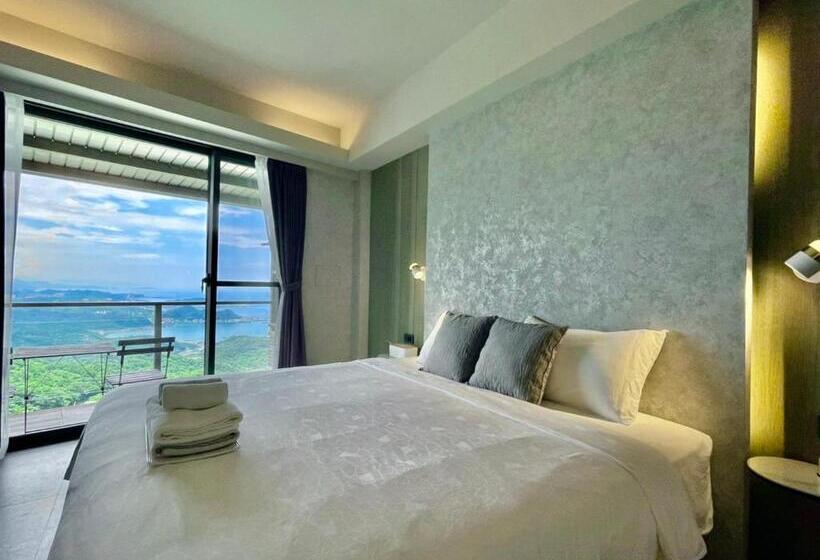 اتاق لوکس با بالکن و چشم‌انداز دریا, Two Easy Inn
