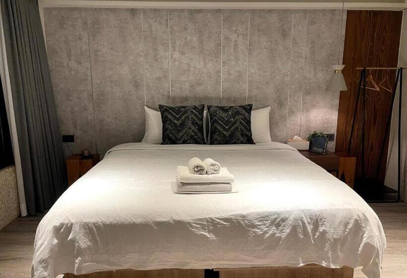اتاق لوکس با چشم‌انداز دریا, Two Easy Inn
