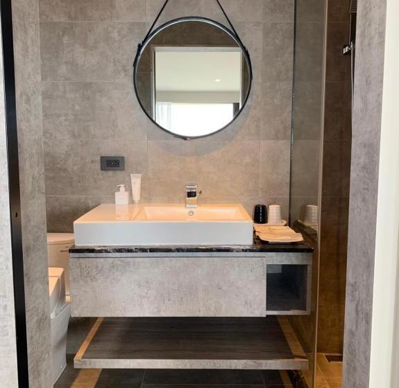 اتاق لوکس با چشم‌انداز دریا, Two Easy Inn
