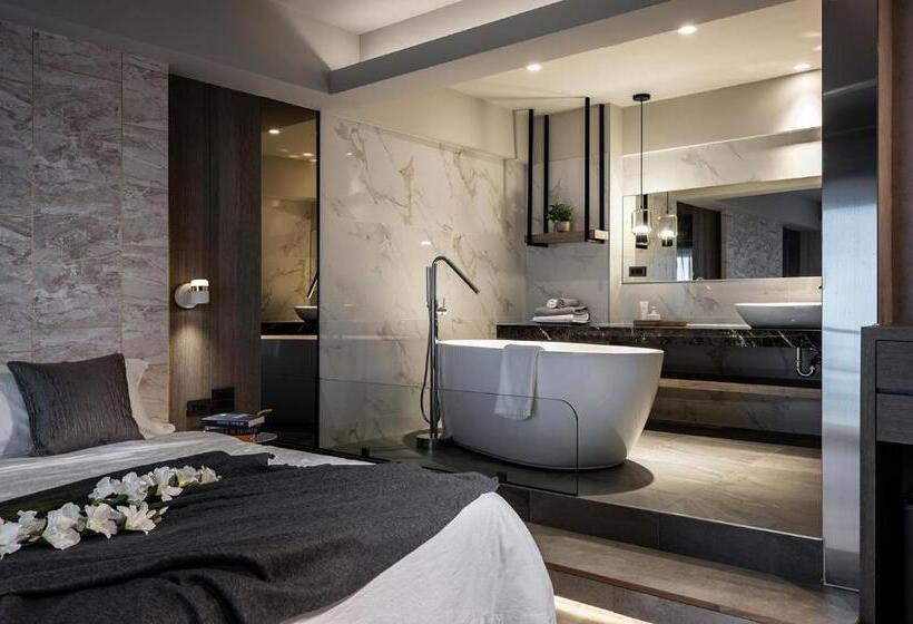 اتاق لوکس با بالکن و چشم‌انداز دریا, Two Easy Inn