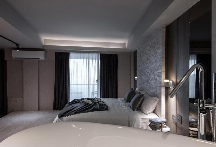اتاق لوکس با بالکن و چشم‌انداز دریا, Two Easy Inn