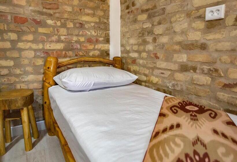 اتاق استاندارد چهار تخته, Dervish Hostel