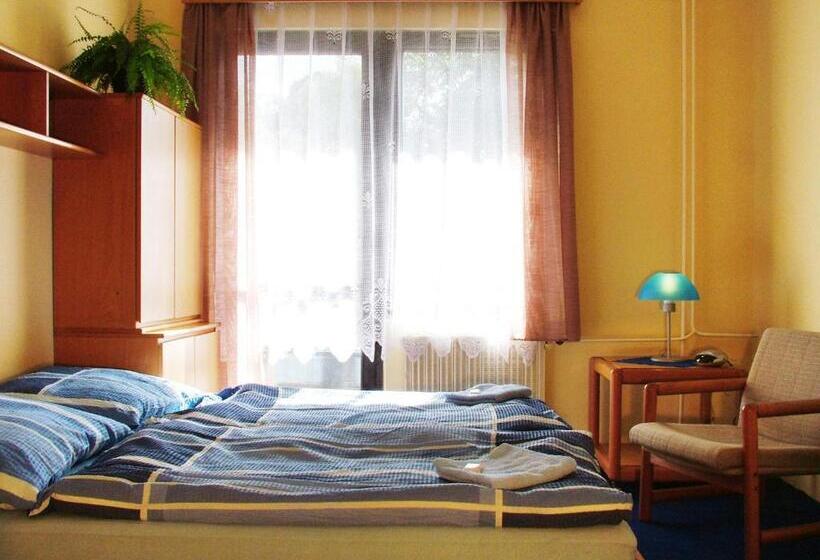 带共用浴室的标准房间, Na Trojce