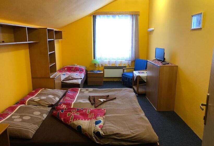 标准三人间共用浴室, Na Trojce