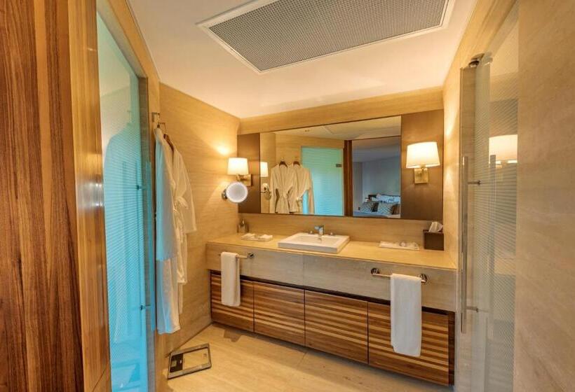 Classic Room with Views, D Maris Bay