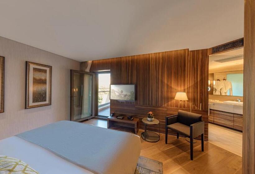 Classic Room with Views, D Maris Bay