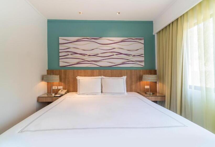 풀장 전망 스위트, Radisson Resort And Suites Phuket