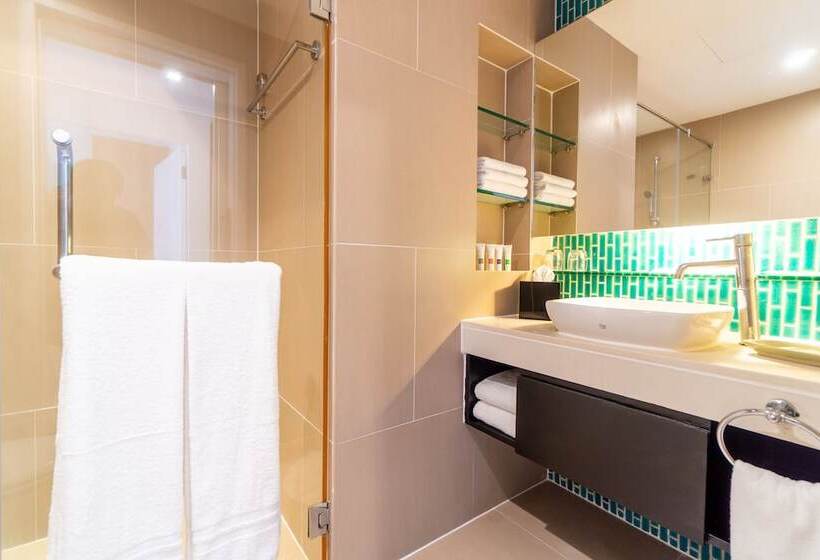 풀장 전망 스위트, Radisson Resort And Suites Phuket