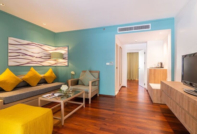 풀장 전망 스위트, Radisson Resort And Suites Phuket