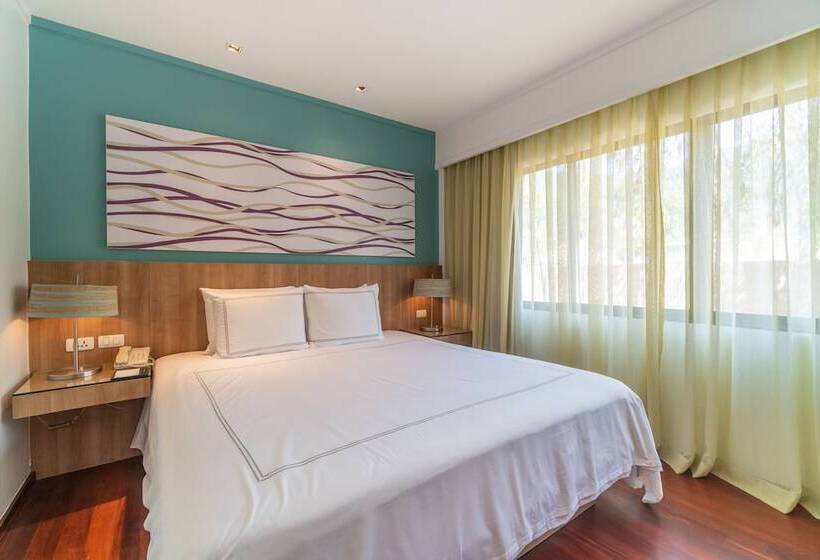 풀장 전망 스위트, Radisson Resort And Suites Phuket