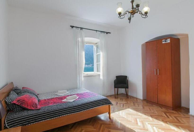 Triple Room Sea View, Montenegro Hostel 4u